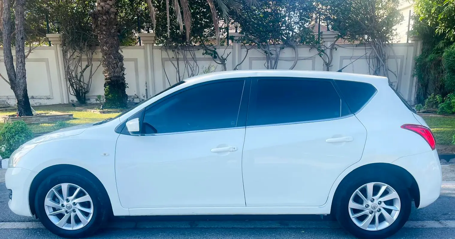 Nissan Tiida 2015 — photo 1 of 14