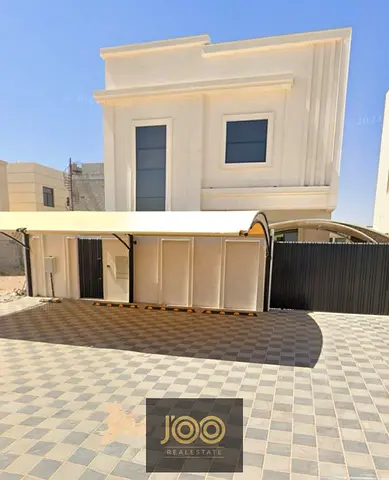 Strategic location | Luxury finishing | Master bedrooms | Semi-furnished | Smart access | Central AC