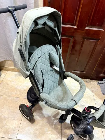 Lightweight three-wheel stroller/pram in good condition