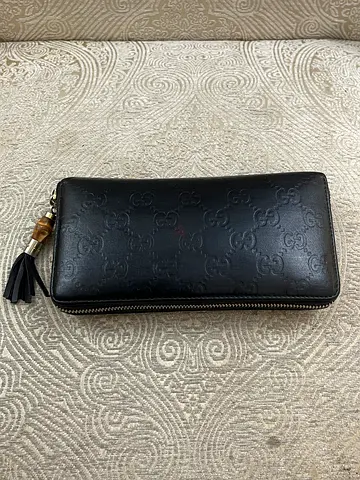 AUTHENTIC GUCCI LEATHER WALLET..
