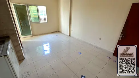 Studio apartment with balcony, excellent space, central air conditioning, on the Dubai and Sharjah exit, very elegant design, close to all services.