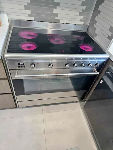 Smeg 5 burners full electric digital cooking range Sam like new condition 90cm