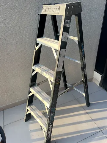 Lightweight Folding Step Ladder - 2.5m Approx, Good Condition- Weighs over 170 kilos