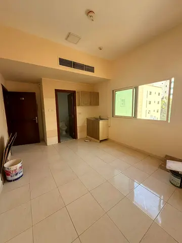 نقدم لكم استوديو مميز للإيجار في منطقة النباعة بالشارقة، يتميز بتصميمه الحديث وتشطيباته الراقية التي توفر سكنًا مريحًا في موقع حيوي.
