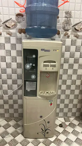 Standing water cooler dispenser with 5-gallon bottle