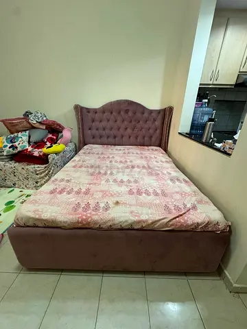 Single upholstered bed with tufted headboard - pink velvet