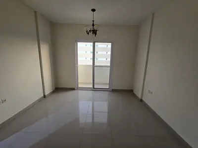 بلكون بأطلالة مفتوحة_ثاني ساكن_مساحة واسعة_تشطيب حديث_موقع مميز_قريب من مخرج دبي وشاطئ الحيرة