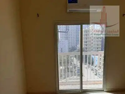 غرفة وصالة مع بلكون موقع ممتاز بمبلغ 24 الف سنوياا