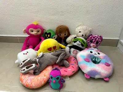 13 plush toys ,including Fingerlings HUGS Pink, Hermione
Granger Harry Potter, and pikmi pops