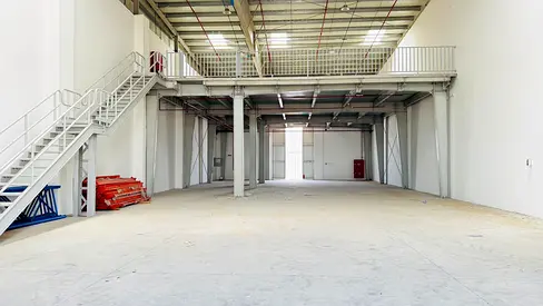 🏭 مستودع جديد كلياً بمساحة 12,954 قدم مربع للإيجار في منطقة صناعية حديثة جديدة، أم القيوين، يطل على الطريق الرئيسي // طاقة عالية 210 كيلوواط 🏭