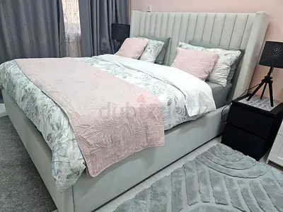 Bed set king size 8pcs like new