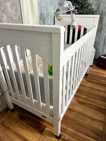 White Wooden Baby Crib with mattress - Excellent Condition