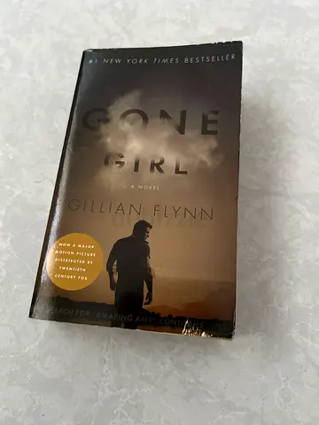 Gone Girl by Gillian Flynn (Paperback)