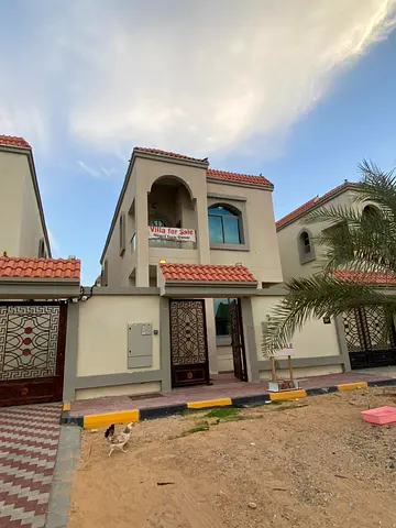 Modern townhouse with 4 spacious bedrooms, 5 bathrooms, balcony with a stunning view, parking for 4 cars, prime location.