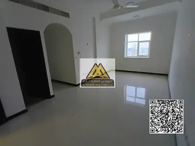 شقة بمساحة مناسبة وتصميم عملي، مناسبة للسكن العائلي، وتقع في موقع حيوي وقريب من جميع الخدمات الأساسية والمواصلات، مع سهولة الوصول إلى الشارقة ودبي.