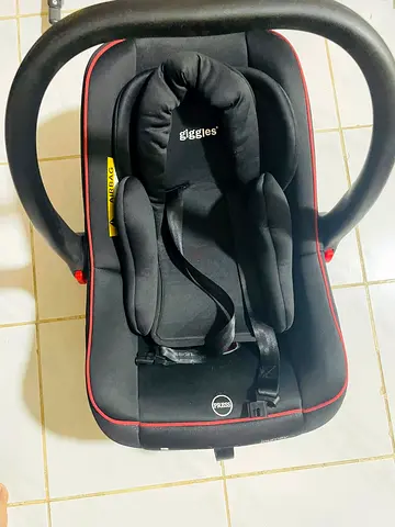 Giggles infant car seat carrier - good condition