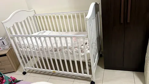 White Wooden Baby Crib with Mattress, bedsheet, side protection pads, fever.