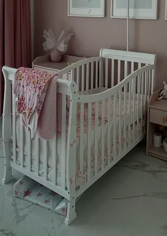 White Wooden Baby Crib and Mattress in Good Condition — Convertible to cot bed