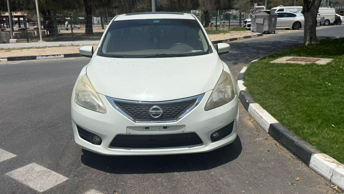 Nissan Tiida 2014 — photo 1 of 9