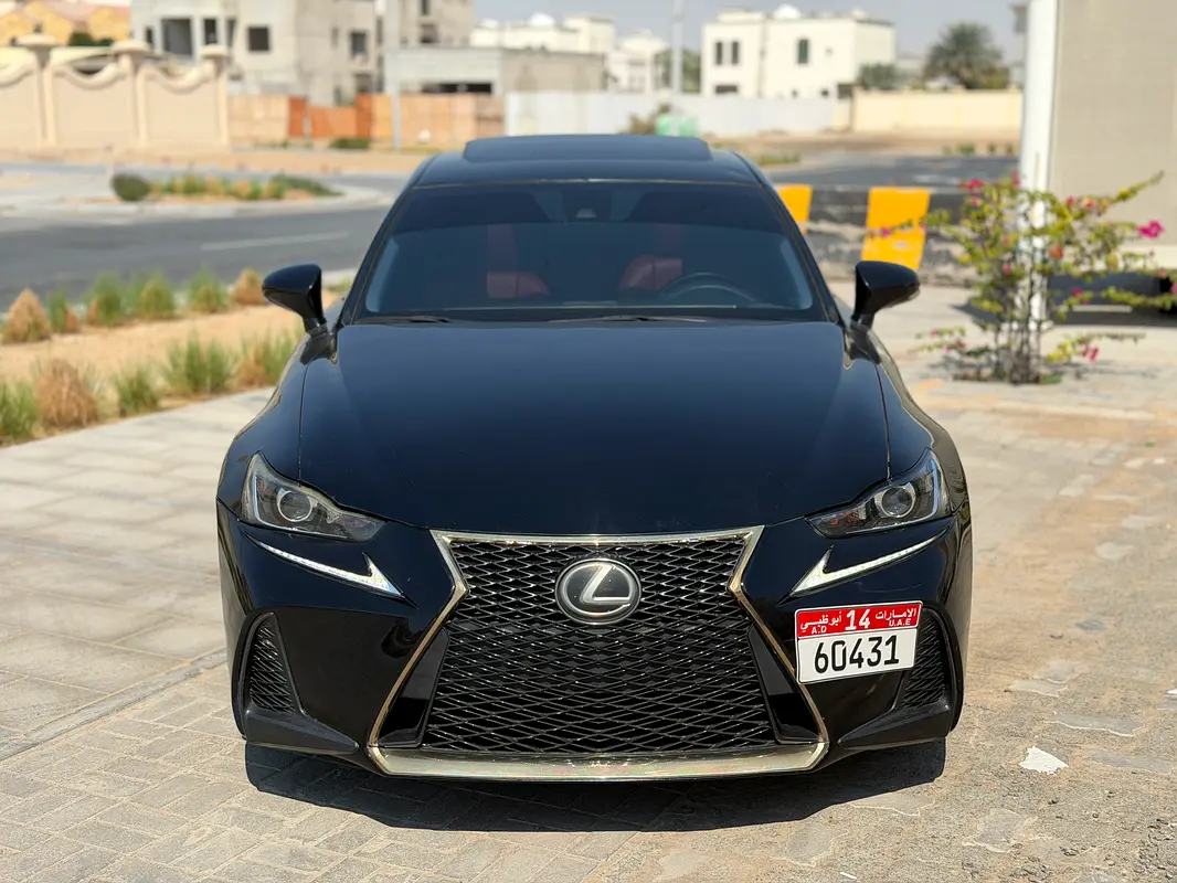 Lexus IS-Series 2017 — photo 1 of 8
