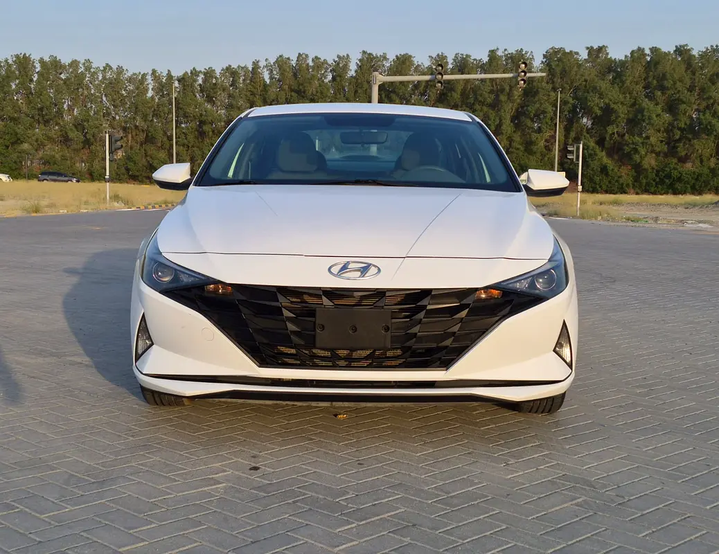 Hyundai Elantra 2022 — photo 1 of 20