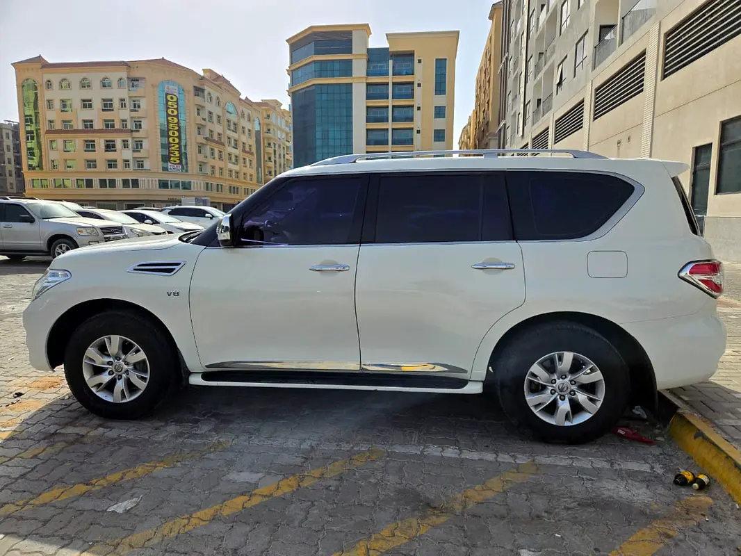 Nissan Patrol 2012 — photo 1 of 7