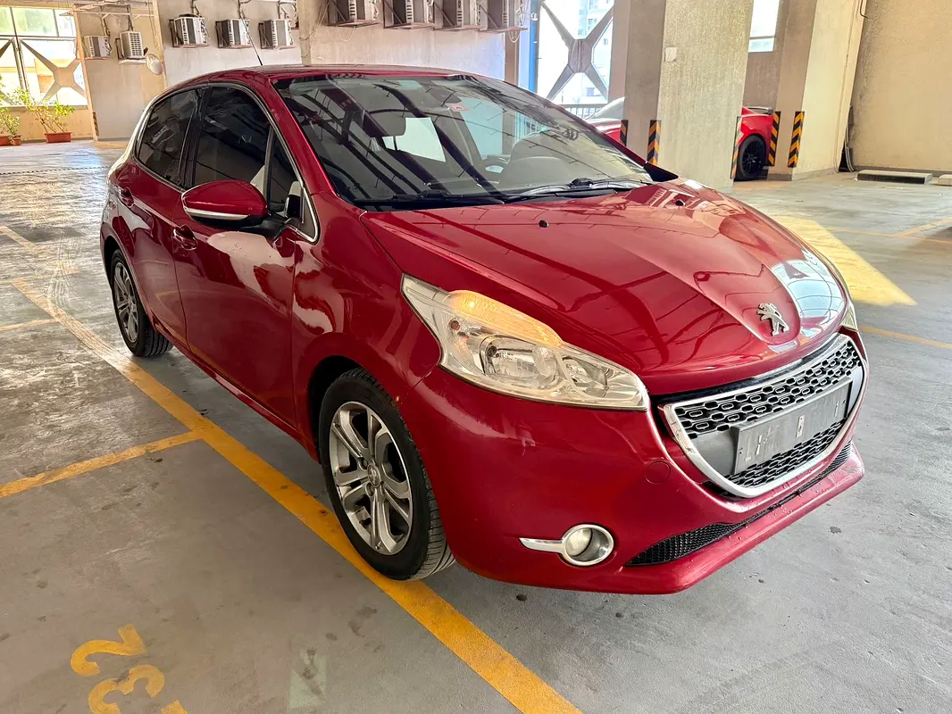 Peugeot 208 2014 — photo 1 of 14