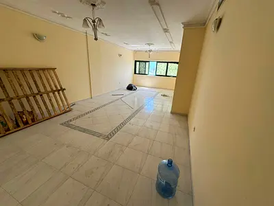 فرصة استثمارية بالمجاز 2 الشارقة | شقة 3 غرف وصالة مع 4 حمامات وغرفة خادمة ماستر | عقد شيرنج صريح | موقع مميز على شارع جمال عبدالناصر | اطلالة مفتوحة