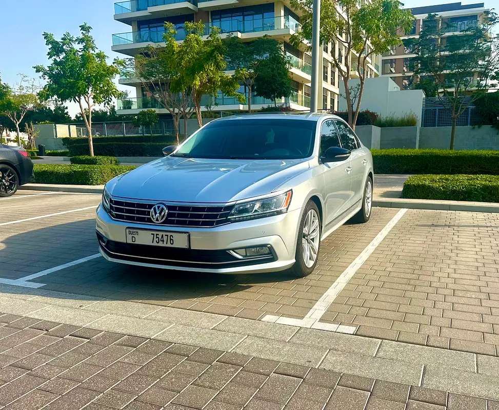 Volkswagen Passat 2016 — photo 1 of 9