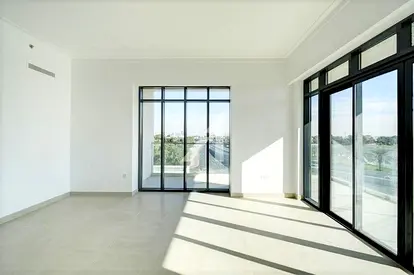 Lake And Emirates Hills View | L Shaped Balcony