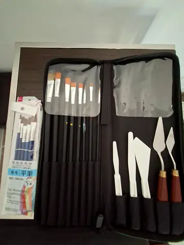 Artist Palette Knife and Paint Brush Set with Case
