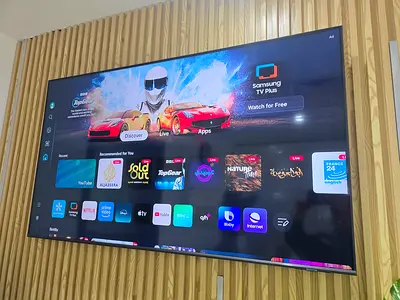 Samsung 43 Smart TV (Wall-mounted, Excellent Condition)