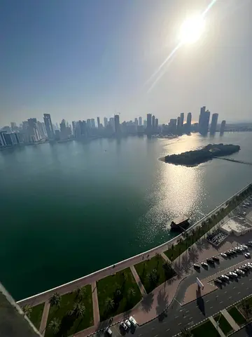 ارقى وافخم شقه غرفتين وصالة للإيجار السنوي في المجاز 1، 3 حمامات، إطلالة بحرية، بلكونة، تكييف مجاني، 75000 درهم.قريب من جميع الخدمات