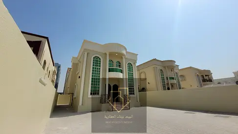 فيلا للبيع بمنطقه الروضه ٥غرف مساحه ٥الف قدم