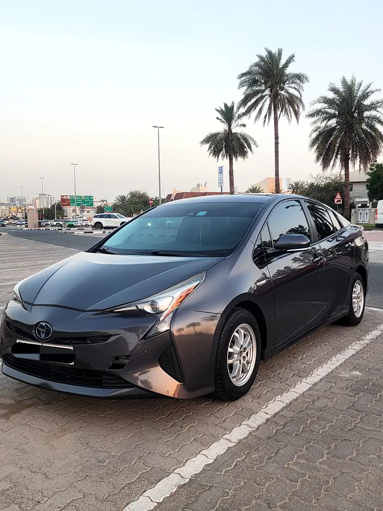 Toyota Prius 2018 — photo 1 of 12