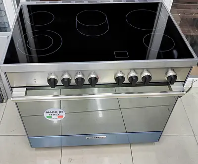GleamGas 5 burners full electric digital cooking range Sam like new condition 90cm