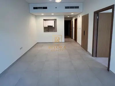 شقة واسعة بغرفة نوم واحدة مع شرفة في موقع جيد