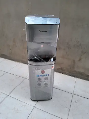Bottom load water dispenser