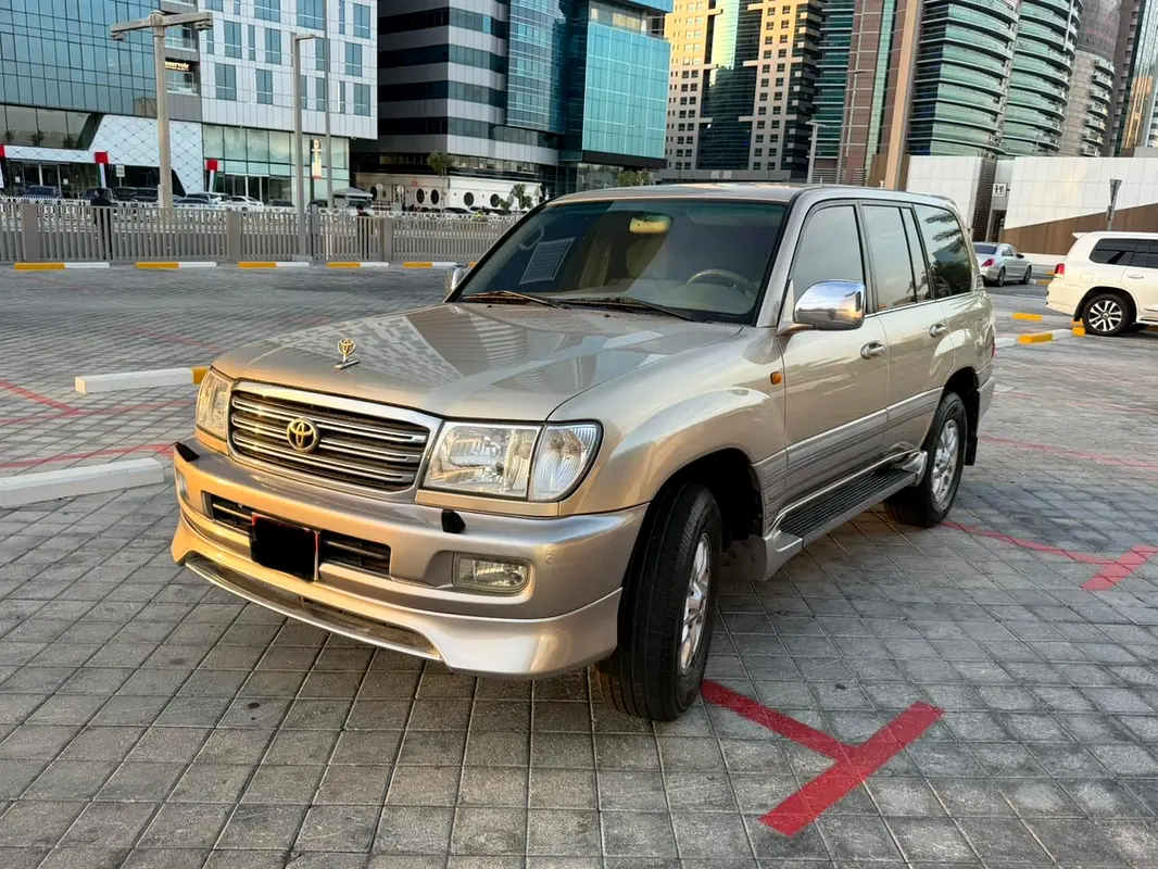 Toyota Land Cruiser 2004 — photo 1 of 14