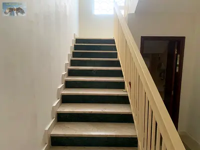 فيلا للإيجار السنوي بموقع مميز وتصميم راقٍ، تجمع بين الراحة والخصوصية وتناسب العائلات الباحثة عن السكن الهادئ والمساحات الواسعة.