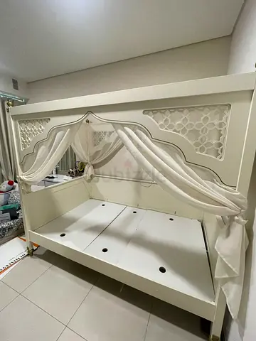Beige canopy bed good condition