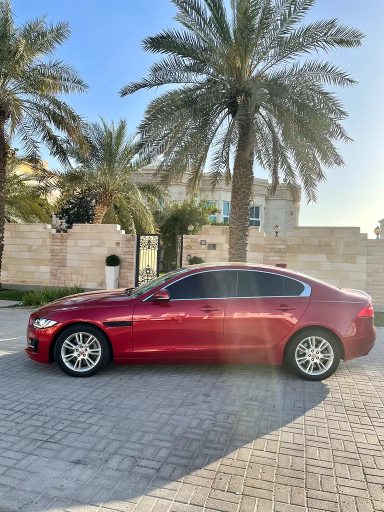 Jaguar XE 2018 — photo 1 of 8