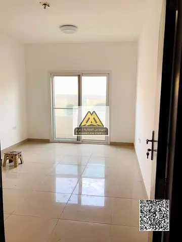للإيجار السنوي شقة مميزة في منطقة الجرف 2 – عجمان، بموقع قريب من الجامعة وجميع الخدمات، مناسبة للعائلات وتتميز بمساحة كبيرة وتقسيم عملي.