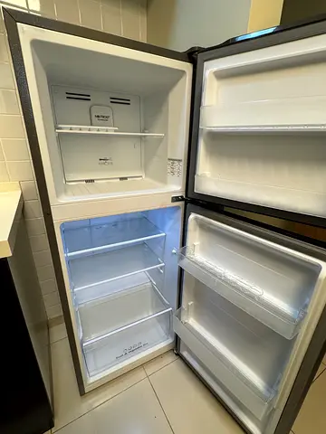 Hisense Fridge with Large Freezer Compartment – Excellent Condition