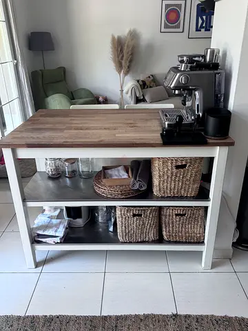 kitchen island with butcher block top and storage shelves, 2 bar stools with non slip chair pad