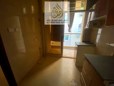 للإيجار السنوي شقة غرفتين وصالة بمواصفات مميزة في الجرف 2، موقع حيوي قريب من جميع الخدمات الأساسية.  تتكون الشقة من غرفتين نوم وصالة مريحة، مع 2 حمام،