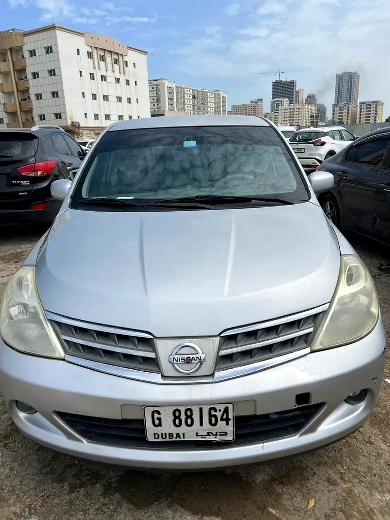 Nissan Tiida 2009 — photo 1 of 7
