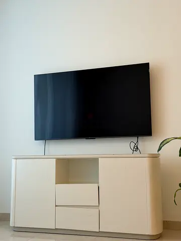 Wall-mounted flat screen TV with white entertainment cabinet (set)