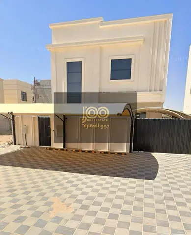 تتميز بتصميم عصري مزودة بأحدث وسائل التكنولوجيا والأمان يوجد اثاث