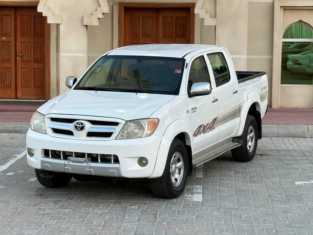 Toyota Hilux 2008 — photo 1 of 14
